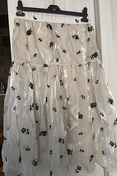 White Rose Print Tiered Skirt by DAZY — pre-loved on Thrifted.mt