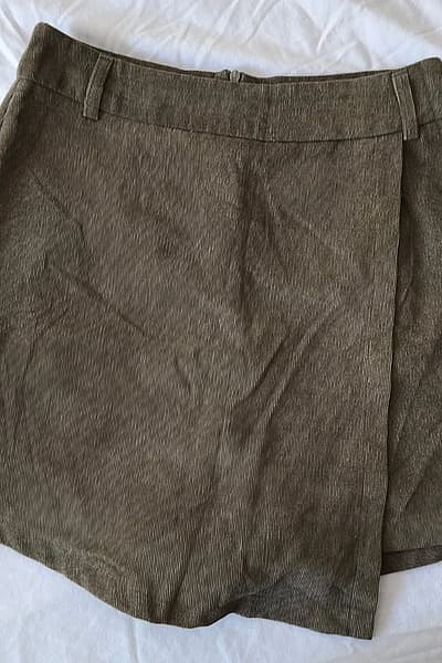 Green lined Skort by SHEIN — pre-loved on Thrifted.mt