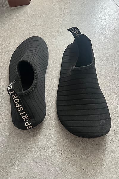 Black slippers — pre-loved on Thrifted.mt