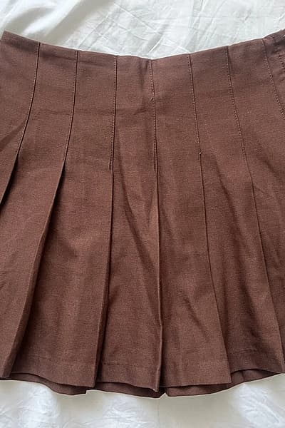 Brown pleated mini skirt by H&M — pre-loved on Thrifted.mt