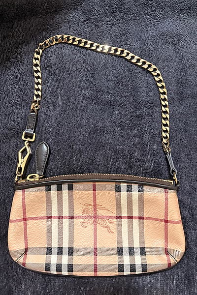 Burberry Check Print Chain Pouch by Burberry — pre-loved on Thrifted.mt