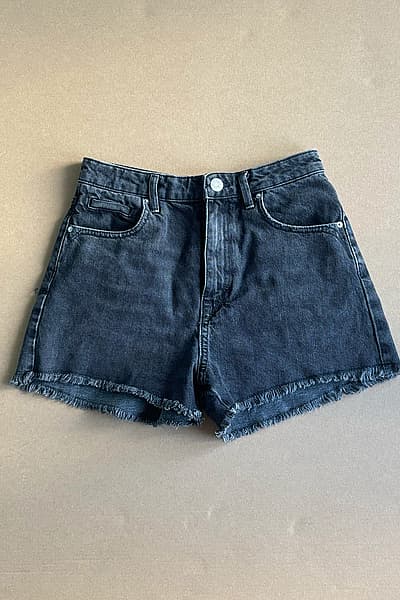 Zara black denim raw-hem shorts by Zara — pre-loved on Thrifted.mt