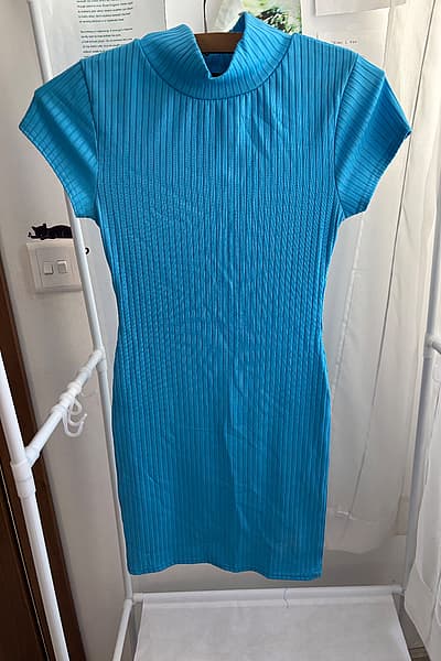 Blue ribbed high-neck dress by boohoo — pre-loved on Thrifted.mt