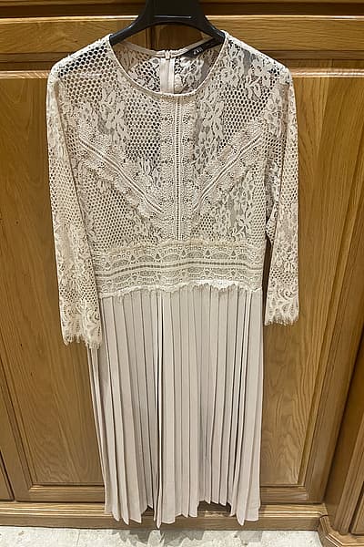 Abito midi in pizzo by Zara — pre-loved on Thrifted.mt