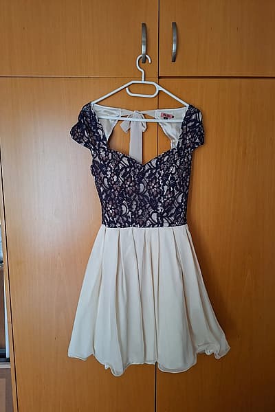 Abito in pizzo Chi Chi London — pre-loved on Thrifted.mt