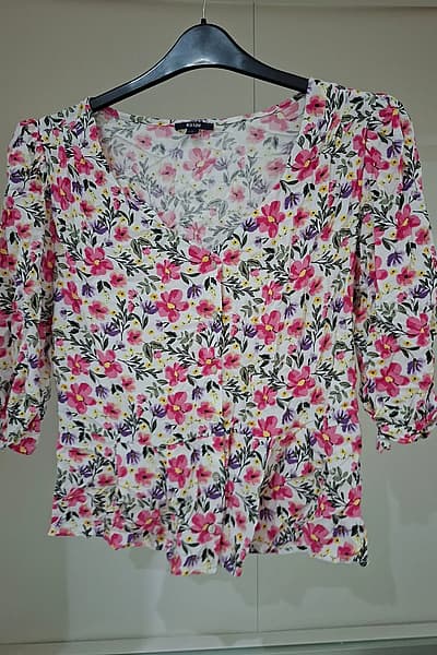 Floral button-down blouse by Kiabi — pre-loved on Thrifted.mt