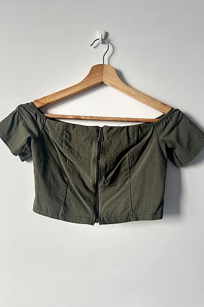 Off-shoulder zip crop top — pre-loved on Thrifted.mt