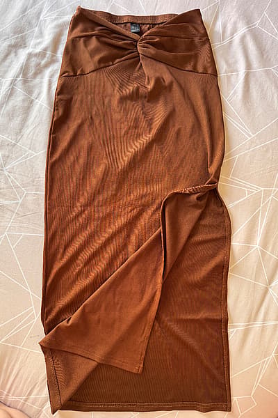 Ribbed Twist Front Midi Skirt by SHEIN — pre-loved on Thrifted.mt