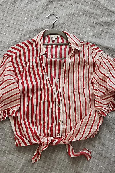 Summer striped blouse with unique sleeves, high quality fabric, size M by River Island — pre-loved on Thrifted.mt
