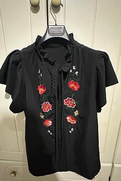 Selezione di top da lavoro neri Shein  — pre-loved on Thrifted.mt