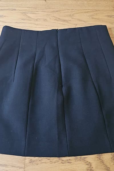 Black tailored mini skirt by Zara — pre-loved on Thrifted.mt