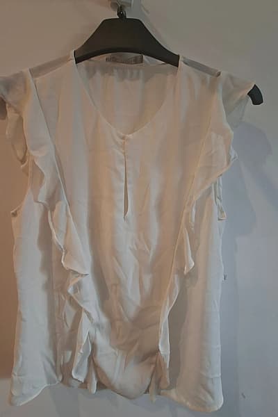 White Sleeveless Ruffled Blouse by Trafaluc — pre-loved on Thrifted.mt