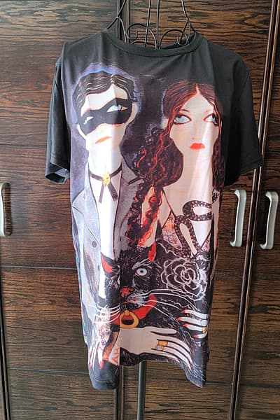 Graphic print designer t-shirt — pre-loved on Thrifted.mt