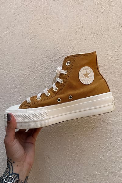 Converse Chuck Taylor All Star Lift Hi Platform Trainers in Gold by Converse — pre-loved on Thrifted.mt