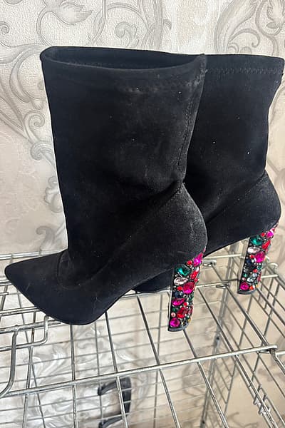 Black ankle boots jewelled heeli — pre-loved on Thrifted.mt