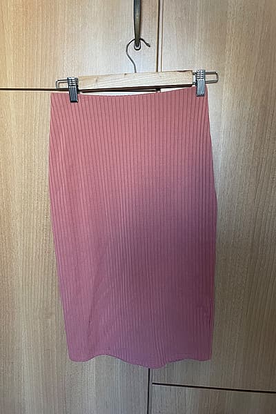 Pink midi skirt — pre-loved on Thrifted.mt