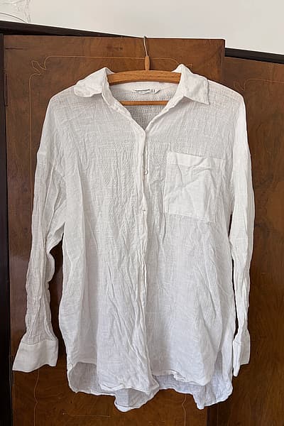 White linen blend shirt by Stradivarius — pre-loved on Thrifted.mt