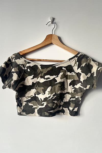 Camo print crop top by GIOIOSA MADA — pre-loved on Thrifted.mt