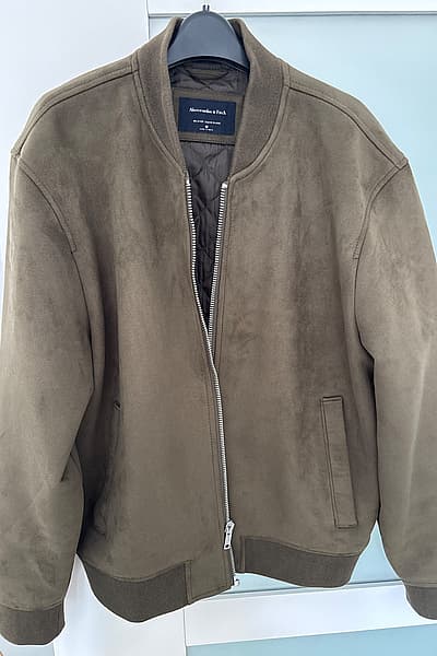 Abercrombie and Fitch bomber jacket by Abercrombie and Fitch — pre-loved on Thrifted.mt
