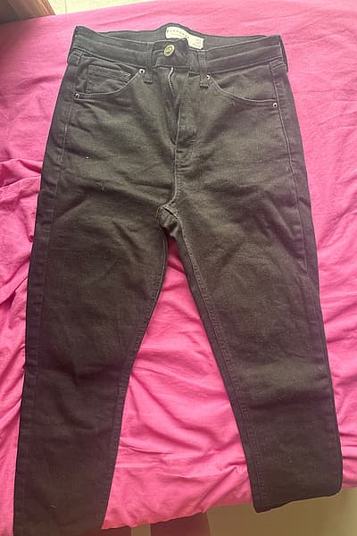 Black high-waisted skinny jeans by Topshop — pre-loved on Thrifted.mt