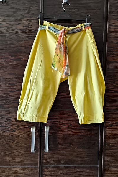 yellow cropped floral trousers by Lizalu — pre-loved on Thrifted.mt