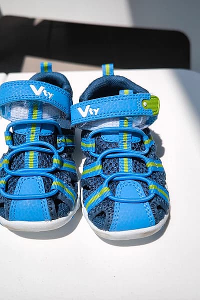 Vty blue closed toe sandals by Vty — pre-loved on Thrifted.mt