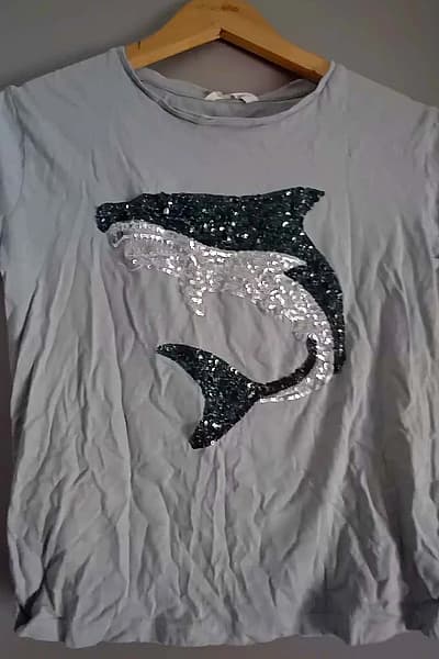 Girls sequin shark t-shirt by Mango — pre-loved on Thrifted.mt