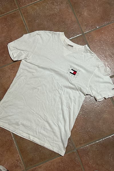 Tommy Jeans white logo t-shirt by Tommy Hilfiger — pre-loved on Thrifted.mt