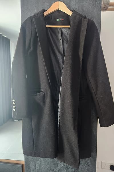 Classic black Italian wool coat — pre-loved on Thrifted.mt